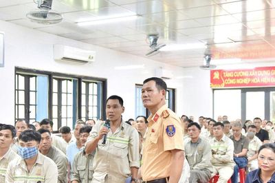 Cảnh sát giao thông tuyên truyền an toàn giao thông cho công nhân