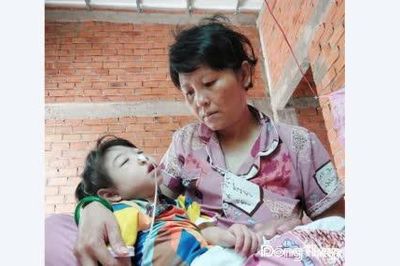 Người mẹ bệnh ung thư nuôi con mắc bệnh hiểm nghèo