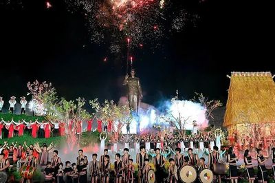 Gia Lai: Bắn pháo hoa tầm thấp tại Chương trình nghệ thuật “Đêm hội Cồng chiêng”