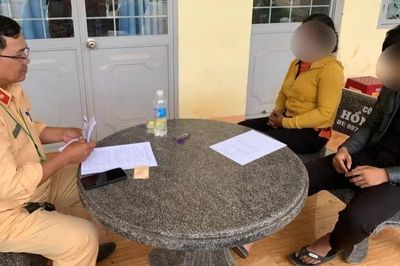Con mang xe máy đi độ chế, mẹ bị phạt 5 triệu đồng