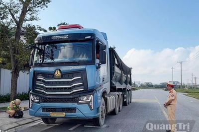 Phát hiện và xử lý 40 trường hợp xe chở hàng vi phạm