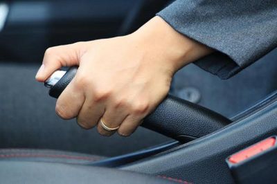 Vì sao phanh tay cơ dần biến mất trên ô tô đời mới?