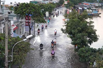 Triều cường gây ngập nhiều tuyến đường TP.HCM, người dân chật vật đi làm
