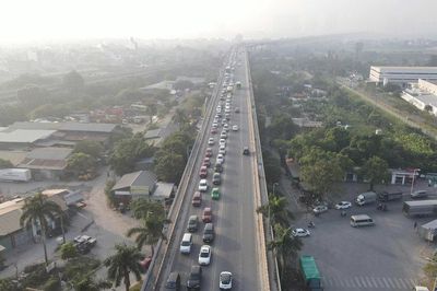 Xe tải và xe khách được lưu thông trở lại qua cầu Thăng Long