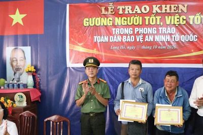 Nhặt được ba lô chứa tiền, vàng, chuyển Công an xã tìm trả người đánh rơi