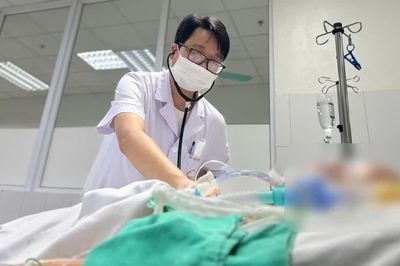Tự truyền trắng tại nhà, một phụ nữ ở Hà Nội nguy kịch