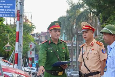 Công an Hà Nội xử lý nhiều điểm trông giữ xe vi phạm, ô tô dừng đỗ sai quy định