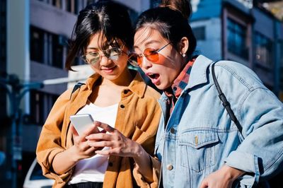 Gen Z săn mã giảm giá từng đồng nhưng vẫn sẵn sàng chi triệu đồng: Thương hiệu cần làm gì?