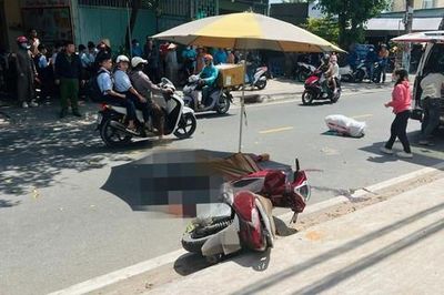 Tài xế xe tải đi bộ băng qua đường bị xe máy tông tử vong