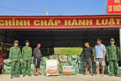 Quảng Ninh phát hiện hơn 6 tấn thực phẩm đông lạnh không rõ nguồn gốc.