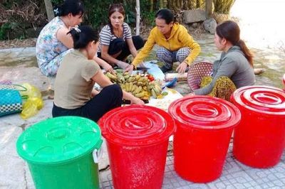 Phụ nữ xã Vinh Lộc ủ phân hữu cơ IMO, sẵn sàng cho vụ rau mới