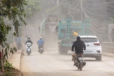 Hà Nội: Bụi cuốn mù đường Hoàng Tăng Bí, người dân khổ sở vì xe tải ngày đêm