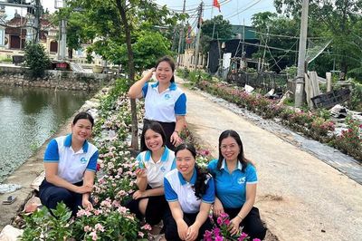 Phụ nữ Phú Xuyên chung tay xóa 'điểm đen' rác thải, xây dựng những tuyến đường hoa