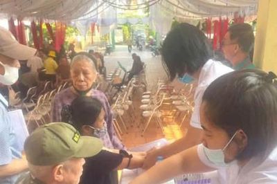 Xã Phù Đổng chú trọng chăm sóc sức khỏe cho người cao tuổi