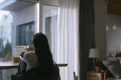 Đi làm xa, thi thoảng xem camera nhà mình lúc tối muộn nhưng thói quen gần đây của vợ làm tôi bối rối đỏ mắt