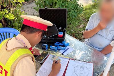 Xử phạt người đàn ông 72 tuổi sử dụng thẻ nhận dạng lái xe của con trai điều khiển xe tải