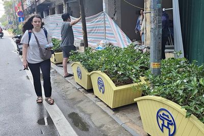Hàng loạt bồn cây lớn 'án ngữ' vỉa hè phố Lê Duẩn