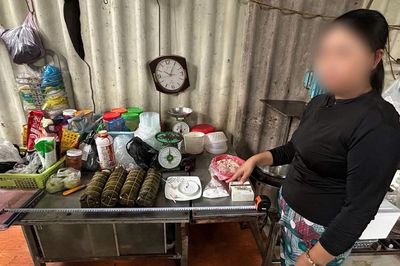 Người phụ nữ sử dụng chất cấm hàn the để chế biến thực phẩm