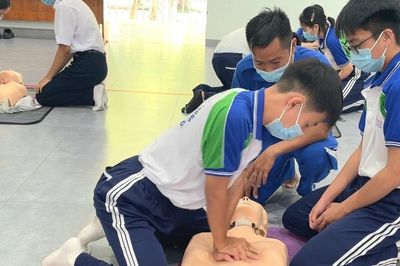 Hàng trăm học sinh, giáo viên được huấn luyện kỹ năng hồi sinh tim phổi