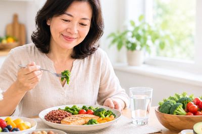 Giảm mỡ sau mãn kinh: 5 thay đổi trong bữa ăn tốt hơn nhịn cơm