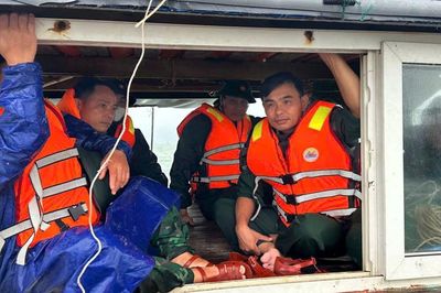 Chìm tàu cá ở Hà Tĩnh, 2 ngư dân gặp nạn