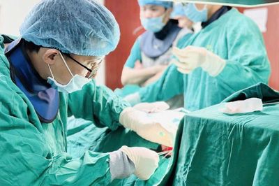 Người đàn ông bị lưỡi máy cắt văng trúng mặt
