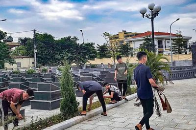 Thanh thiếu niên chưa ngoan dọn cỏ mộ liệt sĩ sau lớp học của công an xã