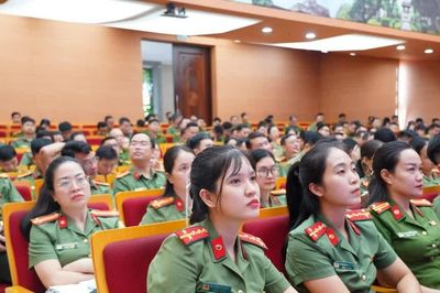 Nâng cao năng lực sử dụng ngoại ngữ cho cán bộ, chiến sĩ Công an Thủ đô