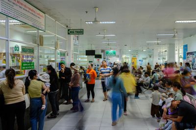 Hành lang bệnh viện nhi TP.HCM đông kín, trẻ ho sốt tăng vọt