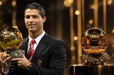 Ronaldo vượt Messi để giành danh hiệu Quả bóng vàng mọi thời đại