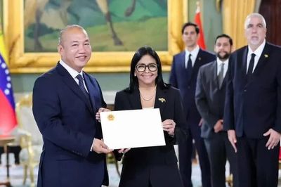 Đại sứ Việt Nam trình Quốc thư lên Tổng thống lâm thời Venezuela