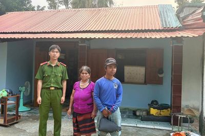 Công an xã hỗ trợ công dân đi lạc về với gia đình