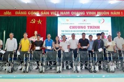 Trao tặng 25 xe lăn cho người khuyết tật