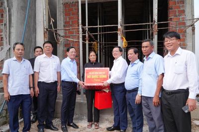 Phó Thủ tướng Hồ Quốc Dũng thăm, tặng quà người dân khu tái định cư Núi Cấm