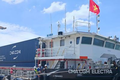 CMA CGM, Nike và Gemadept đưa sà lan điện vào vận chuyển container