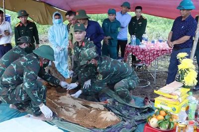 Tìm thấy thi thể liệt sĩ được bọc trong tăng bộ đội ở Huế