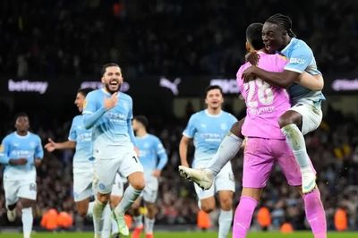 Man City thoát hiểm, trả món nợ cho Brighton sau 18 năm