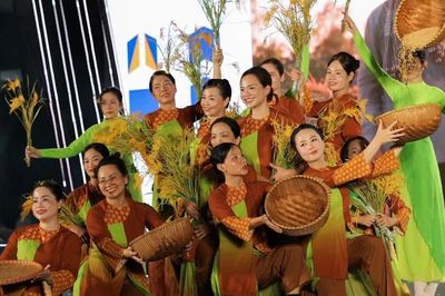 Thầy cô IUH hóa thân thành nghệ sĩ, kể chuyện đất nước và nghề giáo bằng lời ca