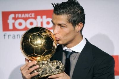 Cristiano Ronaldo 'vượt mặt' Messi, giành danh hiệu Quả bóng vàng mọi thời đại
