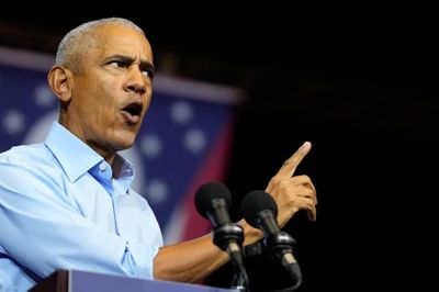Tổng thống Trump dốc sức giữ quyền lực, ông Obama tung đòn phản công