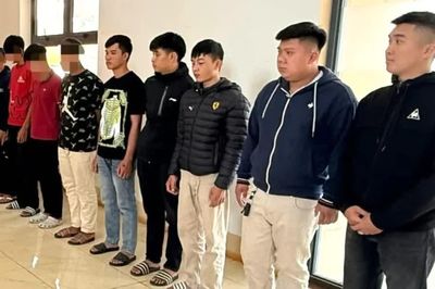 13 đối tượng mang hung khí, rượt đuổi đánh nhau trên đường phố