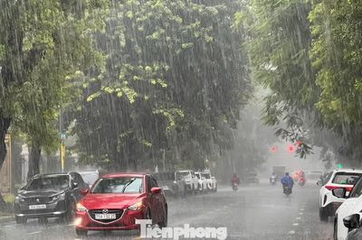 Mưa vượt 300 mm, Huế cảnh báo nguy cơ lũ quét và sạt lở đất