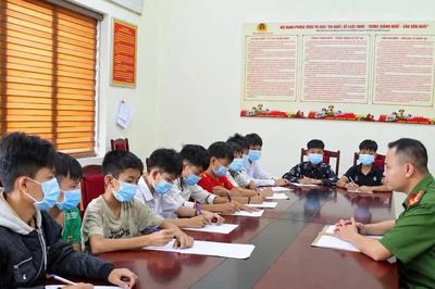 Nhóm thiếu niên ném đá vào xe khách trên cao tốc bị triệu tập, xử lý