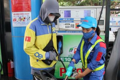 Giá xăng dầu đồng loạt tăng, diesel vượt 30.000 đồng/lít