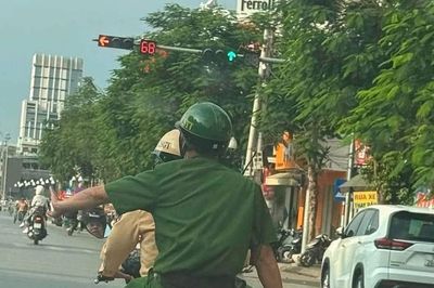 Lực lượng Công an Hải Phòng mở đường đưa bệnh nhân đi cấp cứu