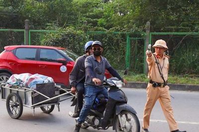 Xe máy cũ nát, xe tự chế kéo chở hàng và rủi ro tai nạn giao thông