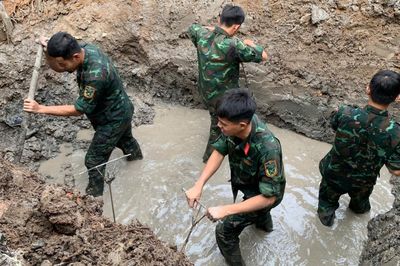 Thêm ba bộ hài cốt liệt sĩ được tìm thấy dưới nền trụ sở xã cũ