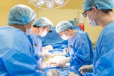 Cha mẹ không thể hiến thận, em trai quyết định cứu anh
