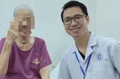 Dằm tre đâm vào tay, cụ bà 77 tuổi nguy kịch