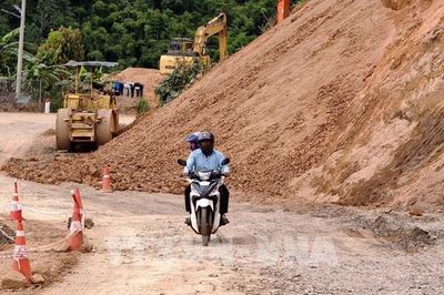 Quốc lộ 28 ở Lâm Đồng tiếp tục sụt lún, nứt gãy